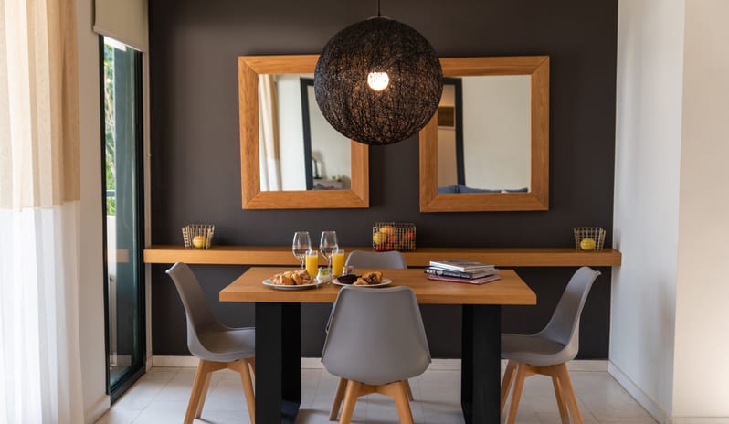 Sapphire Cozy Suite Dining Area